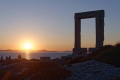 Naxos : coucher de soleil au pied de la porte du temple d'Apollon. Au fond : Paros