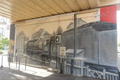Le train qu'il y avait avant qu'il n'y est le pont sur lequel il est peint