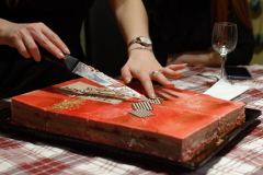Léa découpe le gâteau