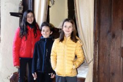 Moulin Richard de Bas : Sarah, Hippolyte et Claire dans la chambre du logement