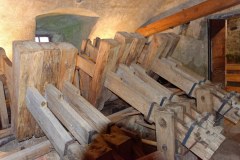 Moulin Richard de Bas : les maillets triturent les morceaux de tissus dans l'eau