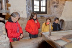 Moulin Richard de Bas : visiteurs attentifs