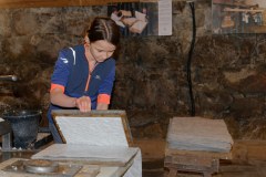 Atelier de fabrication : Claire effectue le couchage