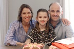 A Prades, Claire a 9 ans et 1 jour : avec Maman et Papa