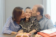 A Prades, Claire a 9 ans et 1 jour : avec Maman et Papa