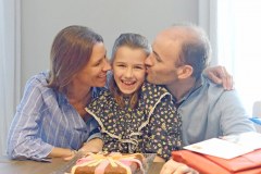 A Prades, Claire a 9 ans et 1 jour : avec Maman et Papa