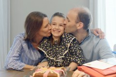 A Prades, Claire a 9 ans et 1 jour : avec Maman et Papa
