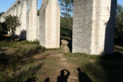 Aqueduc de Castries : le photographe 3ème à partir de la gauche