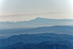 A l'est :  le Ventoux