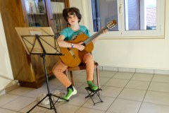 Thomas joue de la guitare à La Roche-Blanche