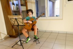 Thomas joue de la guitare à La Roche-Blanche