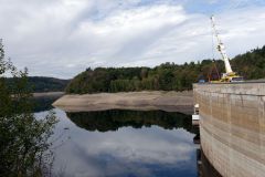 Bort-les-Orgues : le barrage et la retenue en basses eaux pour travaux
