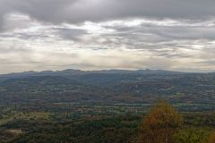 Bort-les-Orgues : depuis les orgues - l'Artense et les monts du Cantal