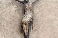 St-Julien de Brioude : christ lépreux en croix 14e