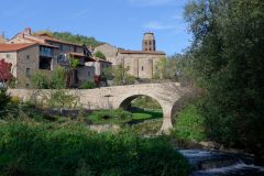 Lavaudieu : la Senouire devant le monastère