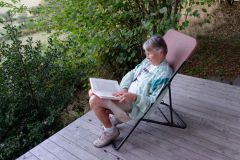 Le bois basalte à Sauterre : Monique sur la terrasse - 7h51