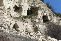 Pied de l'éboulement et grottes