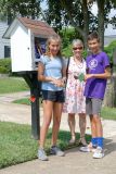 McLean : Camille, Monique et Alexandre devant une "library" contenant une géocache