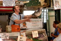 Seattle : Pike Place Market  - poissonnier lanceur de poissons