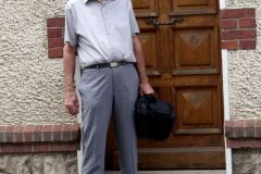 Auneau : Maurice devant le 55 rue Pasteur