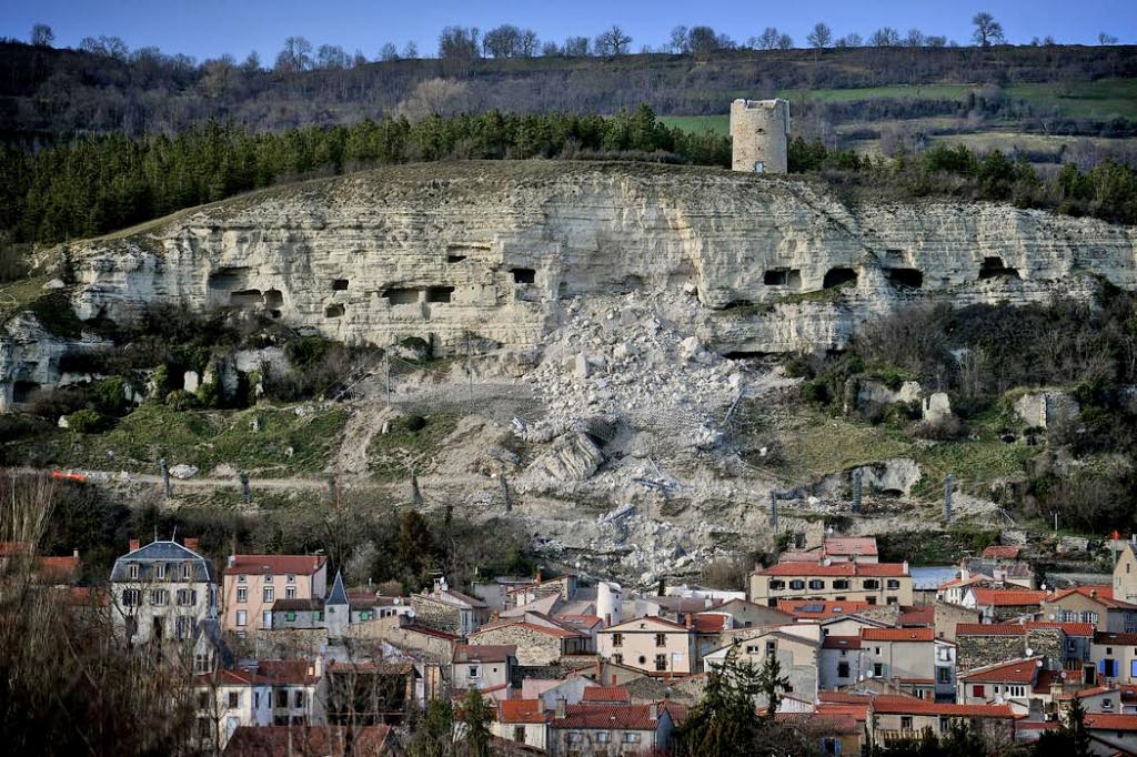 Falaise et grottes à La Roche-Blanche